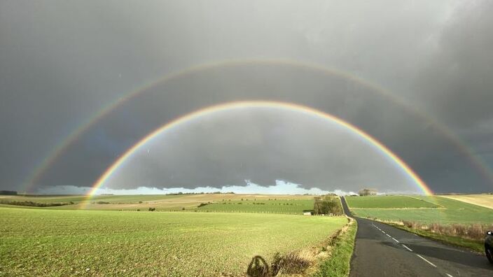 Un incroyable arc-en-ciel entre entre Peuplingues et Escalles